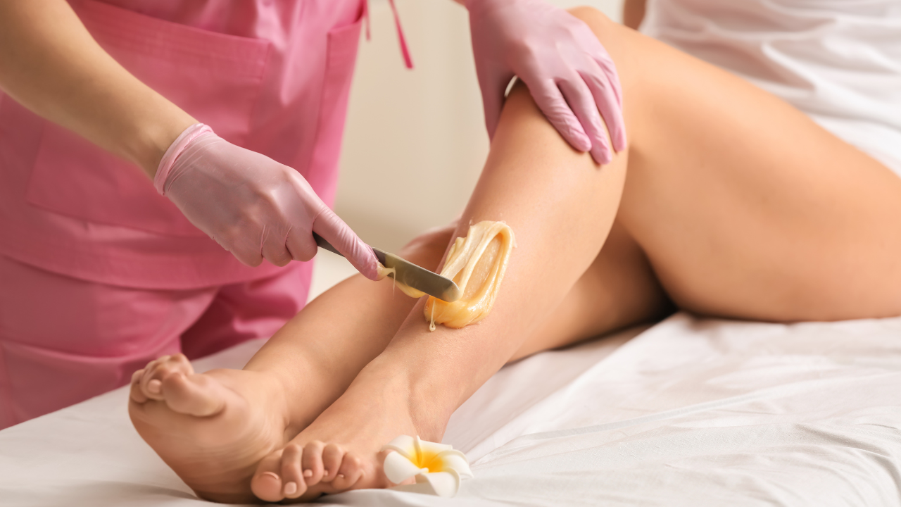 Шугаринг рук полностью мануальная техника. Воск для депиляции. Урок депиляции воском видео. Урок депиляции воском видео. Депиляция руки до локтя.